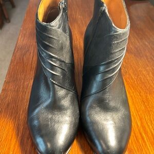 3/$25 Sofft Black Leather High Heel Side Zip Ankle Boots.  Size 9.5 W
